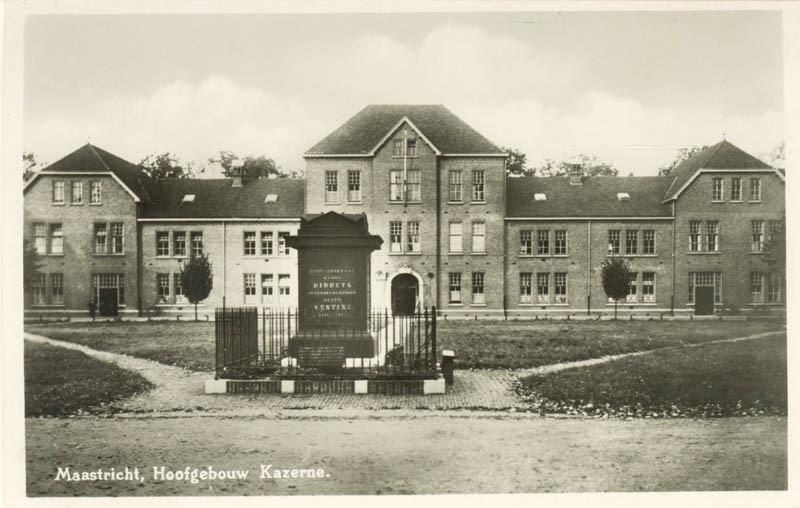 12-Tapijnkazerne-met-cenotaaf-Dibbets